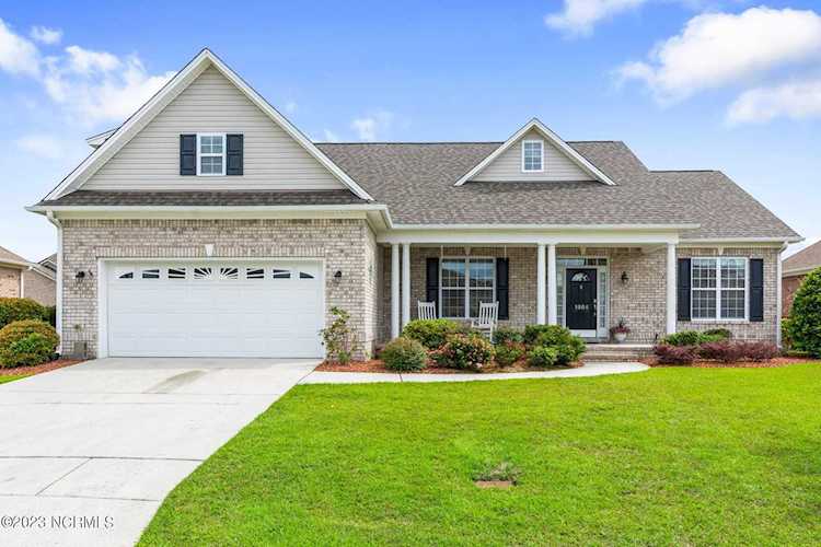 1004 Meadowstone Ct Leland, NC in Magnolia Greens. Welcome to your Leland wonderland! Located on a quiet cul-de-sac in the beautiful and convenient... Photo 1