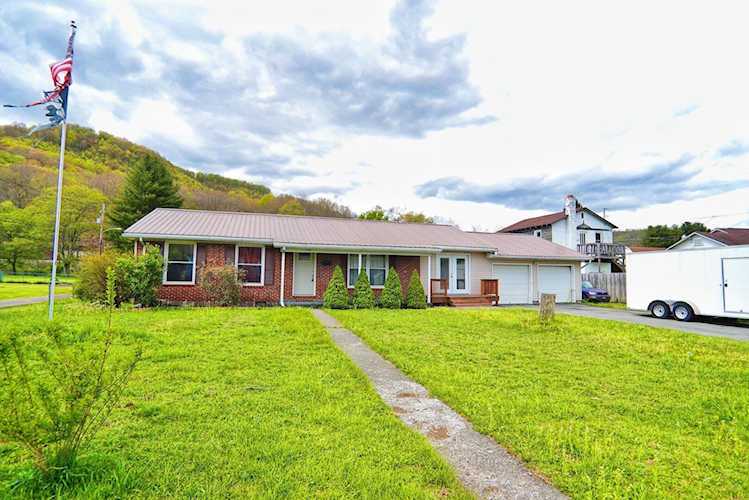 295 E Horton Ave Rainelle, WV 25962