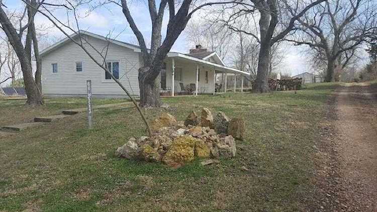 61 Weeks Dr Buffalo, MO 65622