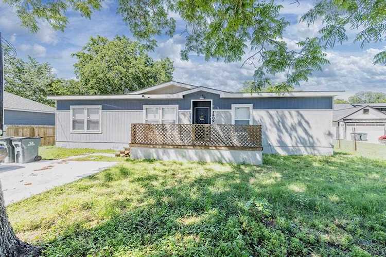 1409 Cummings ST Luling, TX 78648