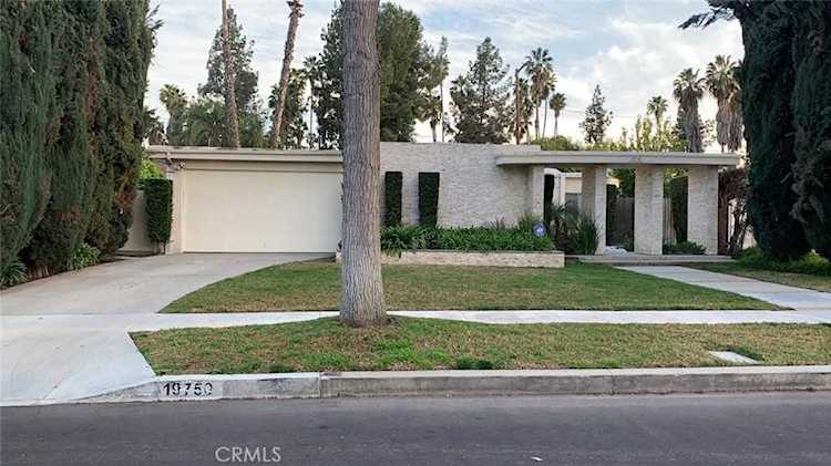 19750 Gilmore St Woodland Hills, CA 91367
