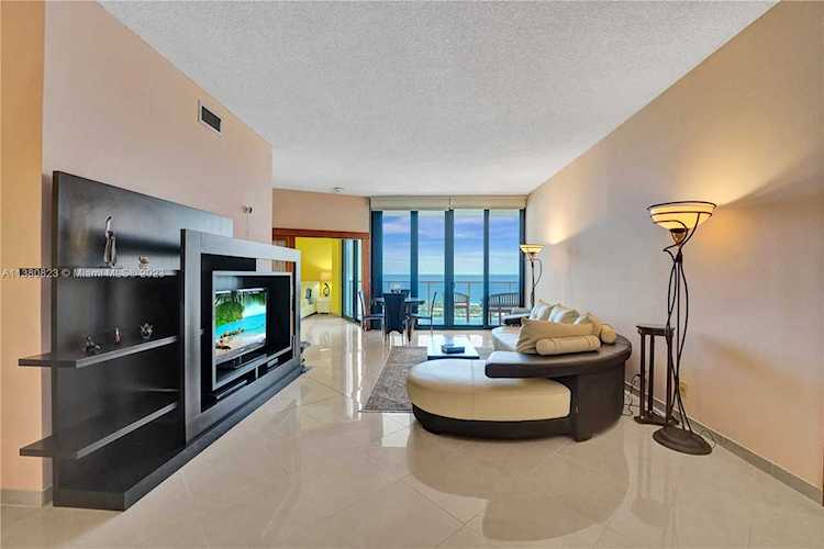 20281 E Country Club Dr #PH10 Aventura, FL 33180