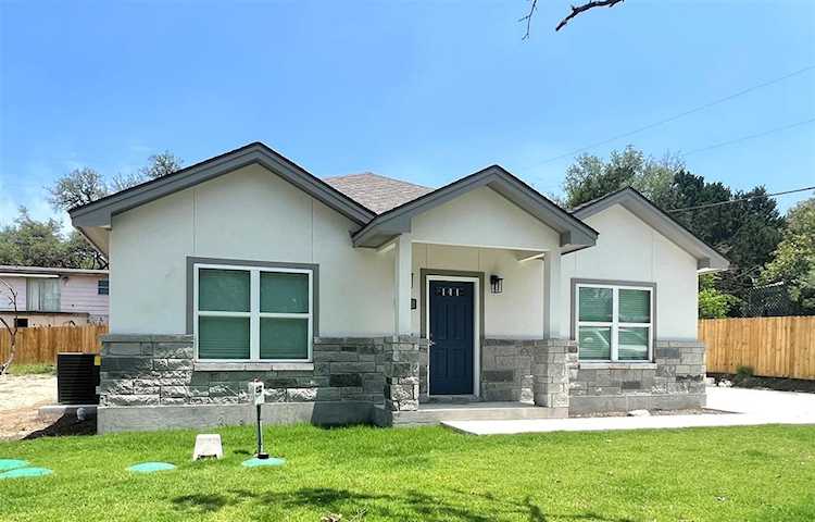 744 Valley Oaks DR Canyon Lake, TX 78133