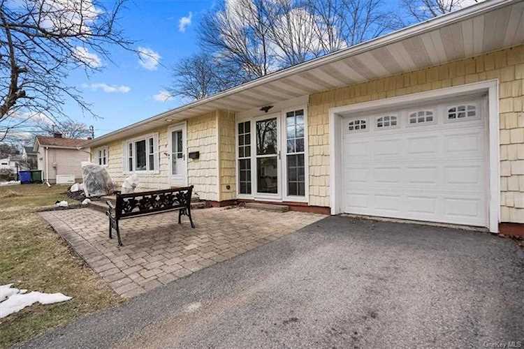 17 Thomas Jefferson Place Middletown, NY 10940
