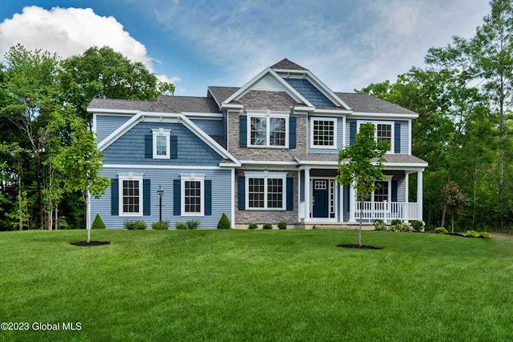 12 Farmington Ct Glenmont, NY 12077