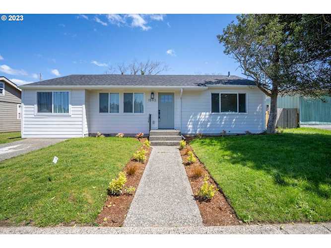 1593 Hayes ST North Bend, OR 97459