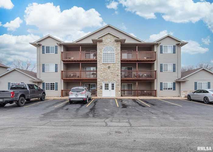 105 E Price St Eldridge, IA 52748 | MLS QC4241255 Photo 1