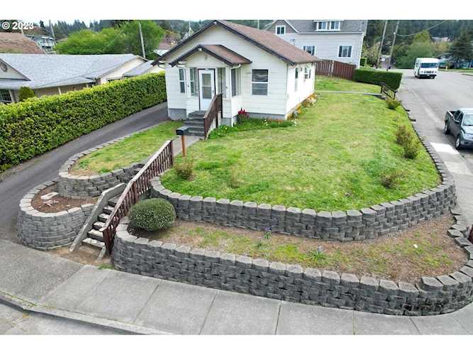 620 N Baxter ST Coquille, OR 97423