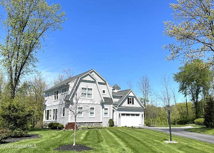 5 Pickett Ln Rexford, NY 12148