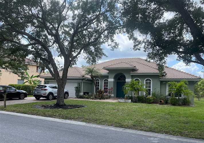 1574 NW 103rd Ter Coral Springs, FL 33071