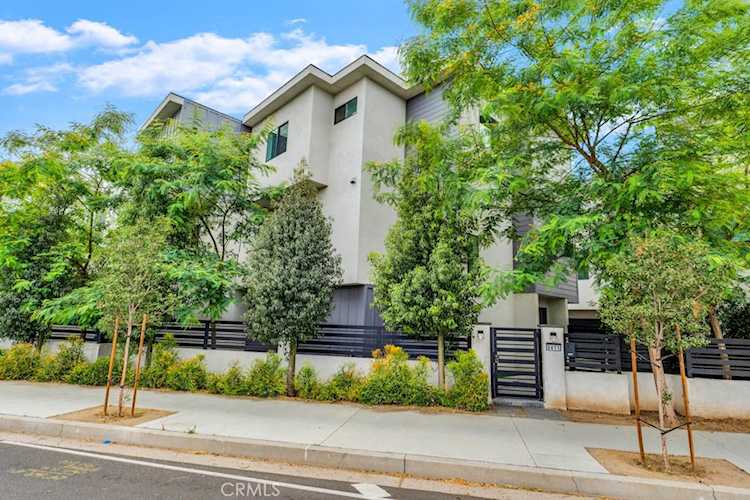 8411 Woodley Place North Hills, CA 91343