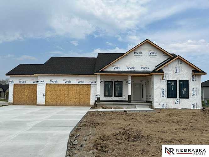 1226 E 9th St Hickman, NE 68372