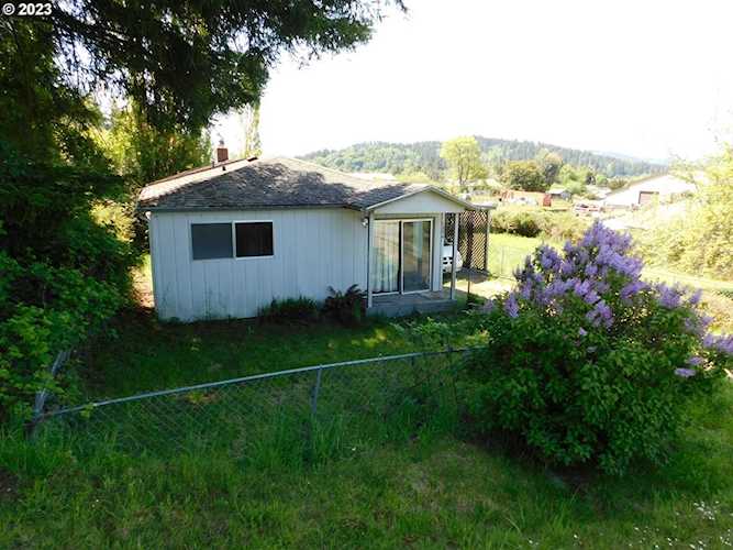 1894 Kincheloe LN Myrtle Point, OR 97458