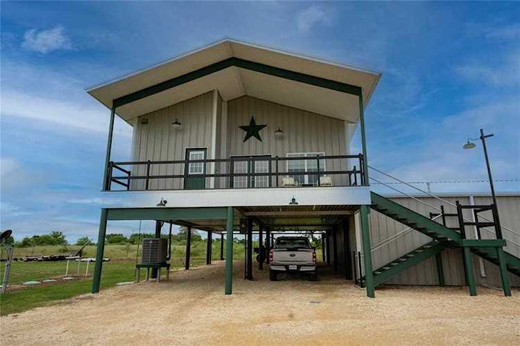 460 S Little LN Luling, TX 78648