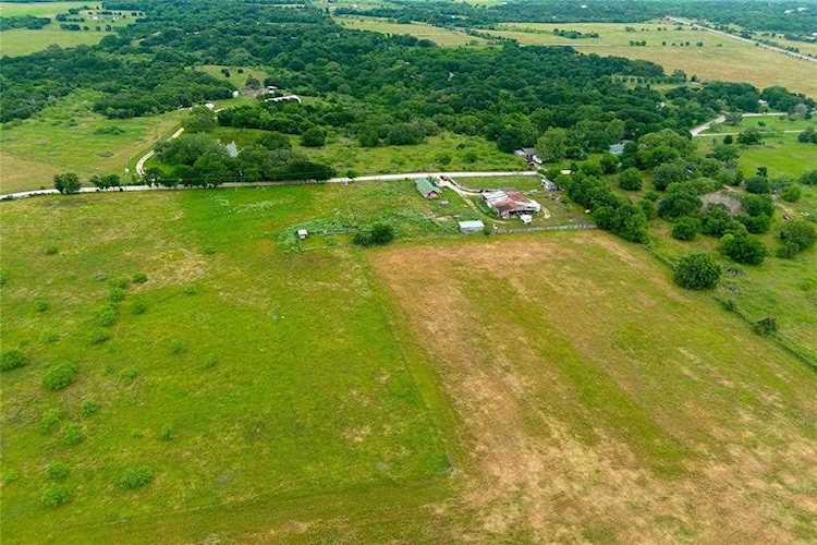 1535 Lovers LN Lockhart, TX 78644