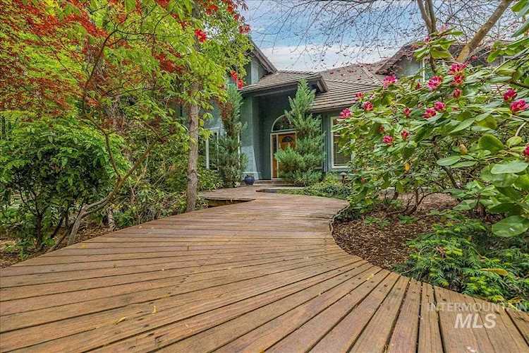 9364 W Pebble Brook Ln Garden City, ID 83714