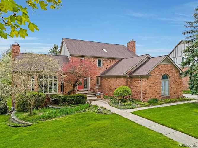 1672 Stony Creek Rochester, MI 48307