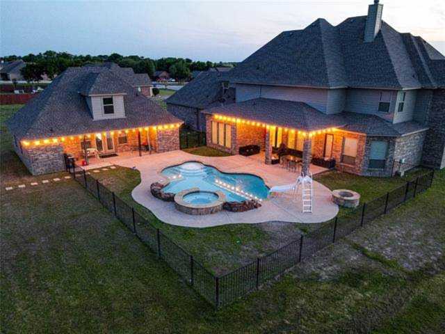 64 County Road 3629 Lindsay, TX 76250