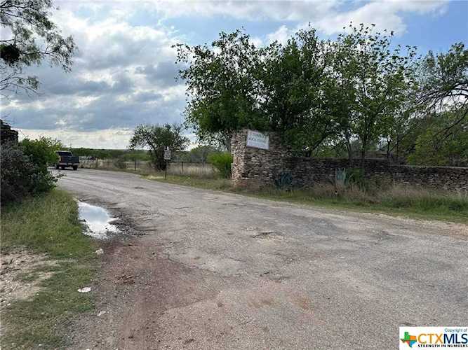 380 Doe Ln Uvalde, TX 78801