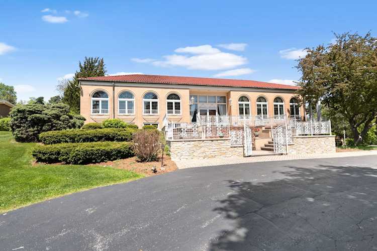 18 Royal Vale Dr Oak Brook, IL 60523
