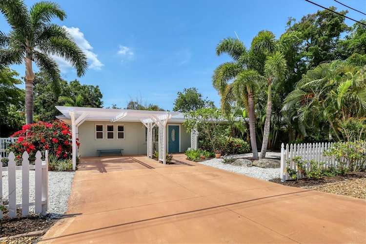 7860 Holiday Dr Sarasota, FL 34231