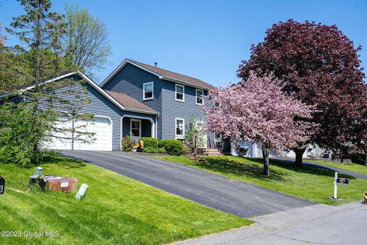 36 Meadow Ln Albany, NY 12208