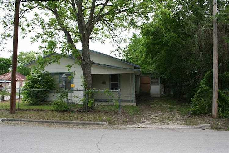 712 Neches ST Lockhart, TX 78644