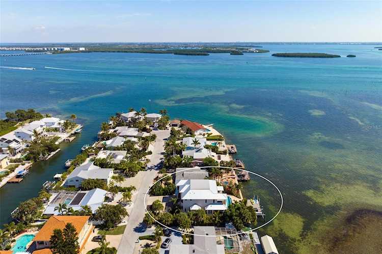 511 Bayview Dr Holmes Beach, FL 34217