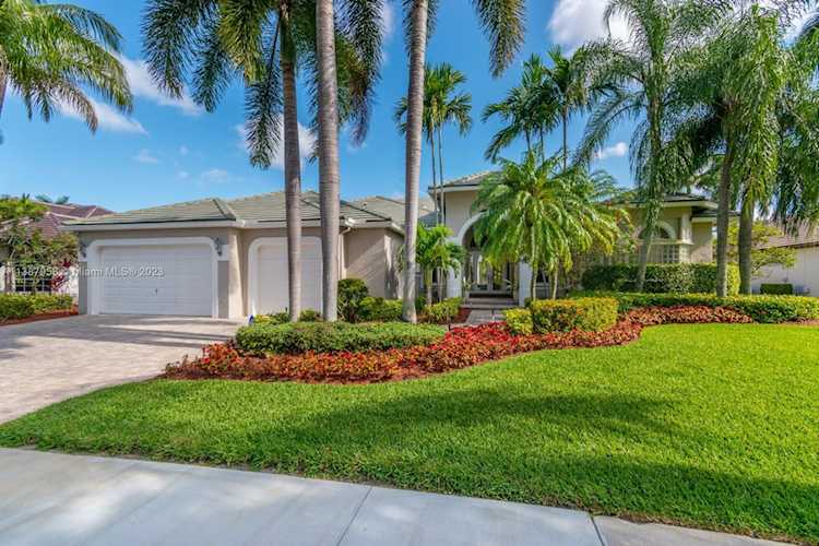 2426 Poinciana Ct Weston, FL 33327
