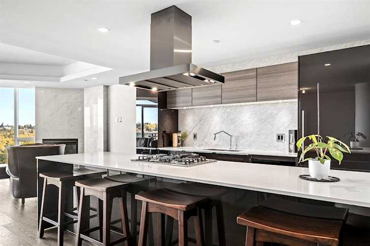 738 1 Ave SW #908 Calgary, AB T2P 5G8