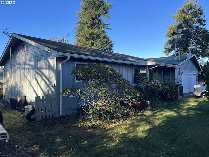 533 Memory LN Brookings, OR 97415