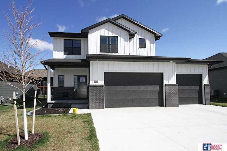 1424 E 8th St Hickman, NE 68372
