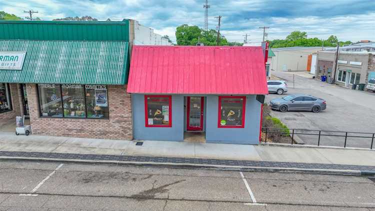 105 W Main St Henderson, TN 38340