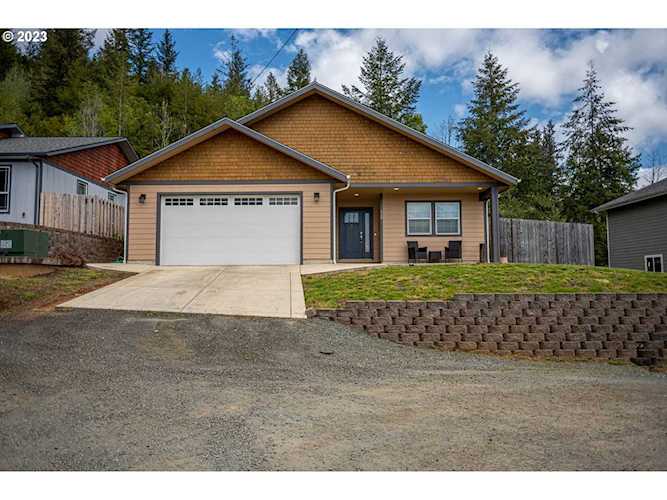 640 W 17th PL Coquille, OR 97423