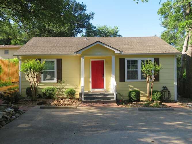 1609 13 1/2 St Huntsville, TX 77340