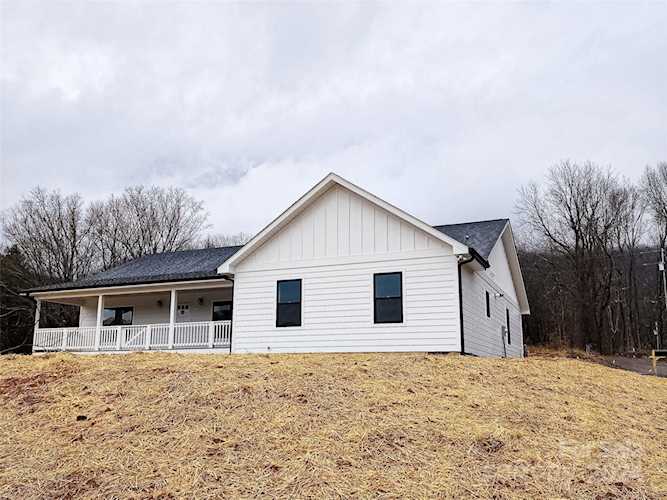 225 Long View Dr Burnsville, NC 28714