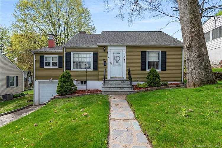 46 Corona Dr Waterbury, CT 06708