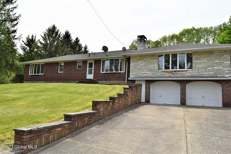 137 Dunsbach Rd Halfmoon, NY 12065