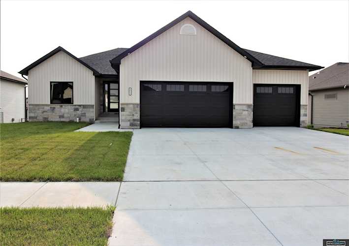 1113 Annabel Ave Hickman, NE 68372