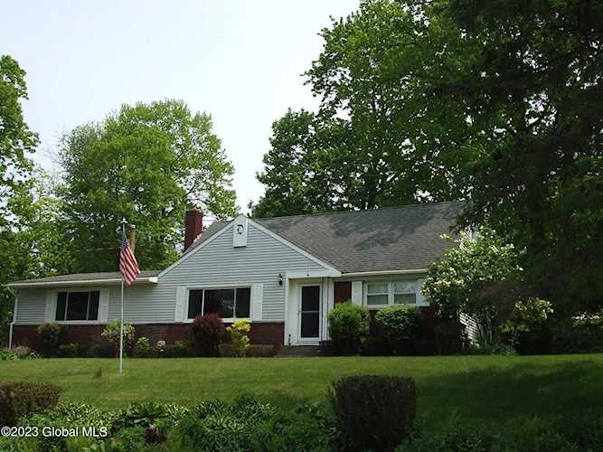 4 Pine Grove Ln Troy, NY 12182