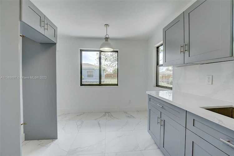 303 NW 7th Ct, #1-2 Hallandale Beach, FL 33009