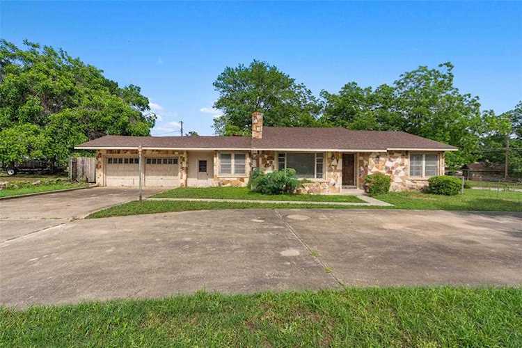 875 S Magnolia Ave Luling, TX 78648