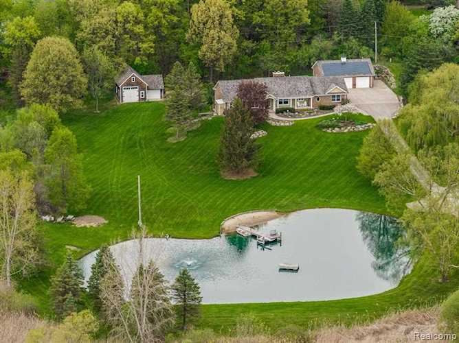 3200 Cook Rochester, MI 48306