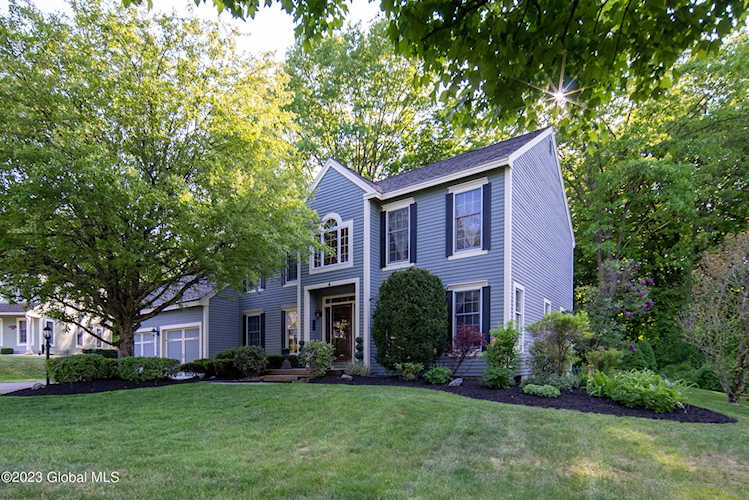 4 Pine Forest Ln Clifton Park, NY 12065