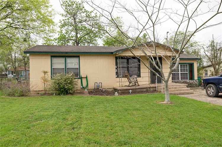 1513 Mclain ST Taylor, TX 76574