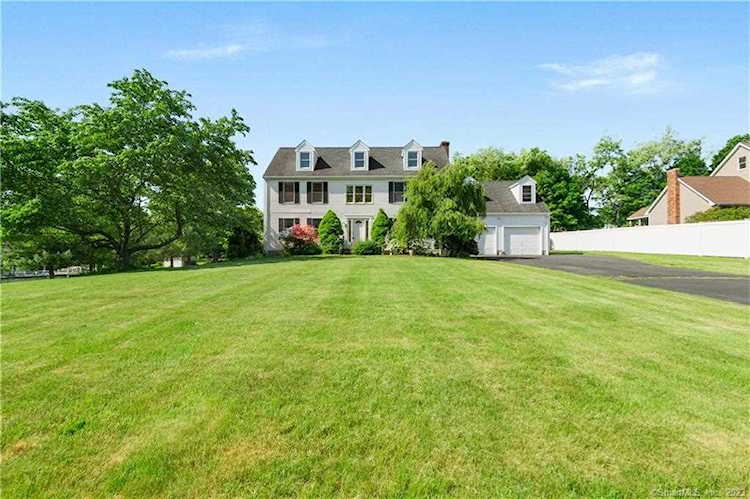 6 Mcmahon Ln North Branford, CT 06471