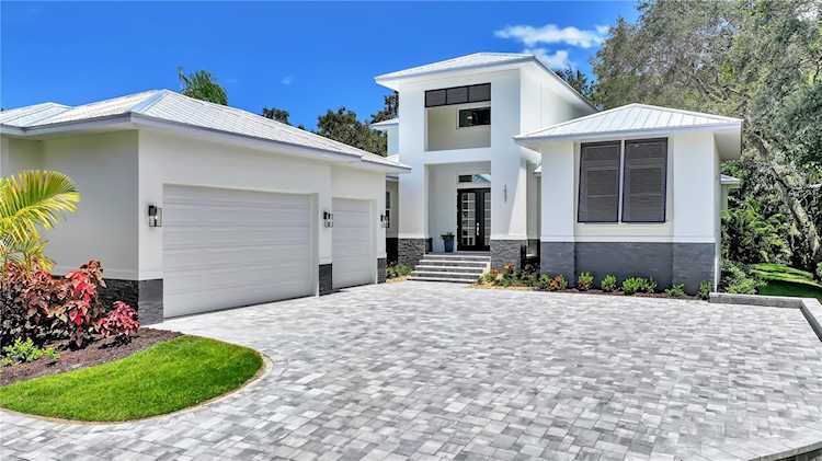 1537 Siesta Dr Sarasota, FL 34239