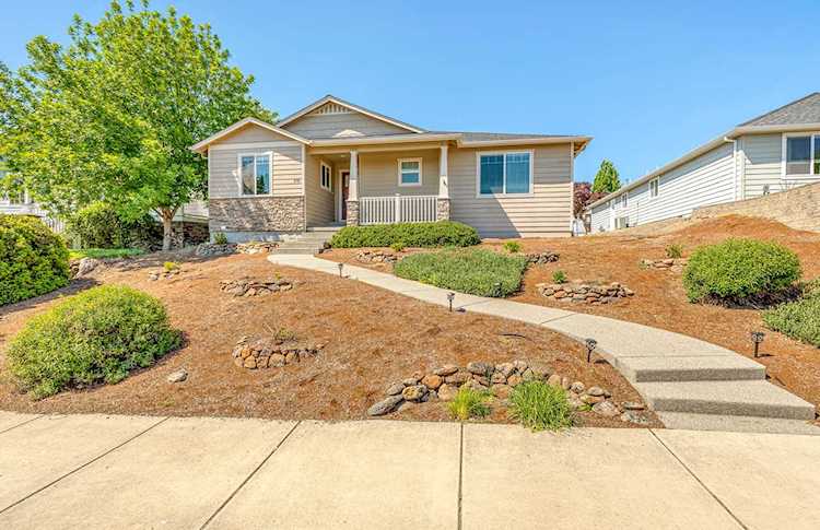 978 Win Way Eagle Point, OR 97524