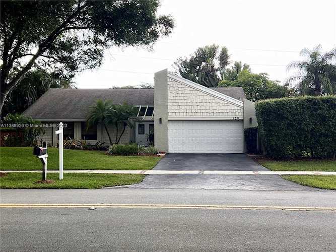 750 E Plantation Cir Plantation, FL 33324