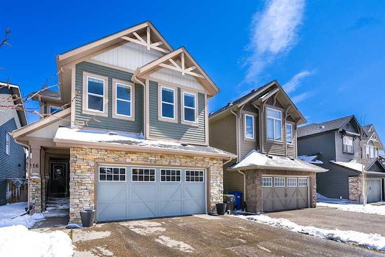 16 Cougar Ridge Place SW Calgary, AB T3H 0V3